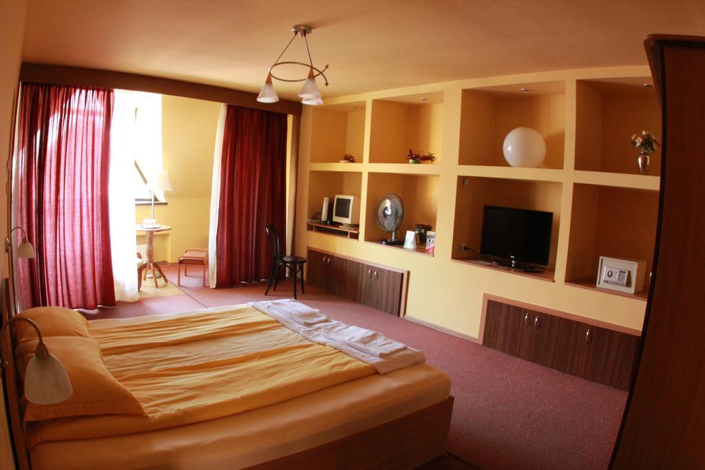 Pensiunea Blanca Reghin Habitación foto
