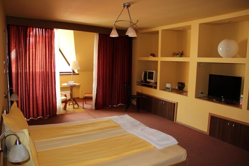 Pensiunea Blanca Reghin Habitación foto