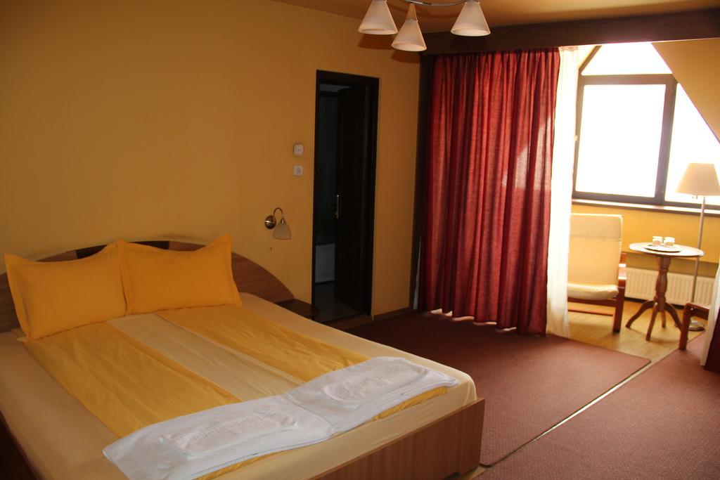 Pensiunea Blanca Reghin Habitación foto
