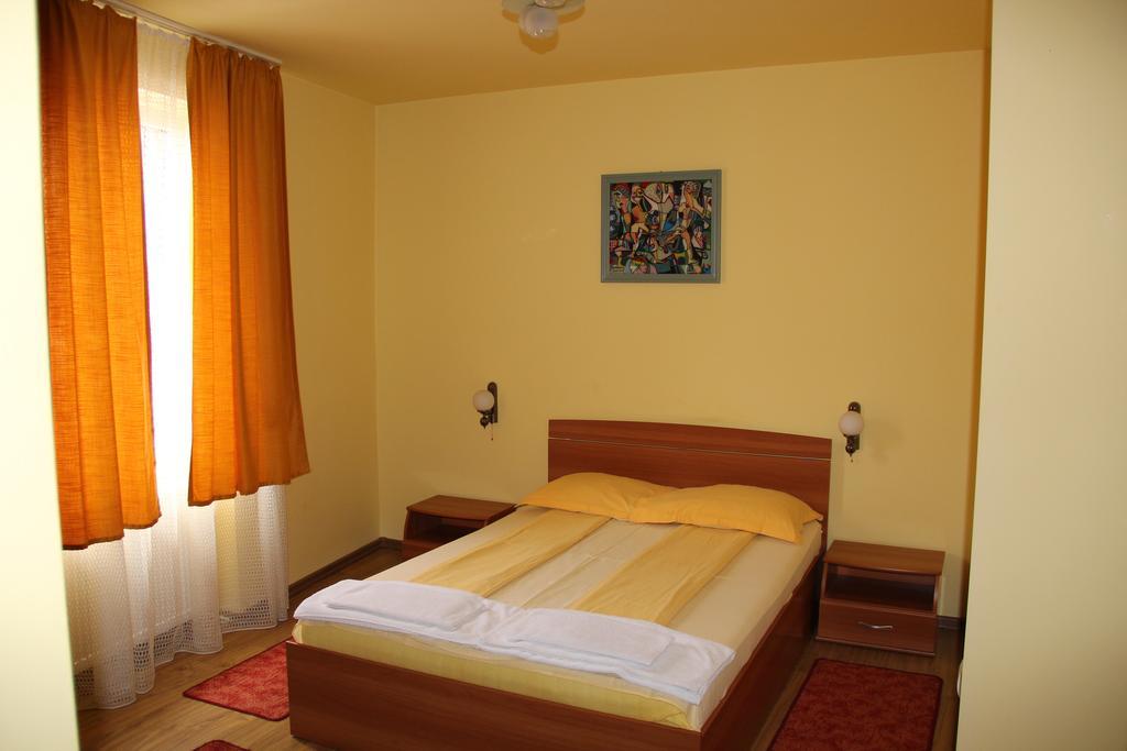 Pensiunea Blanca Reghin Habitación foto